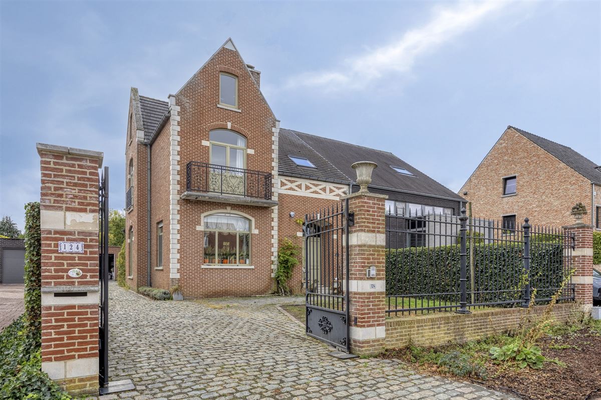 TE KOOP: Karaktervolle woning in manoir stijl te Hasselt!